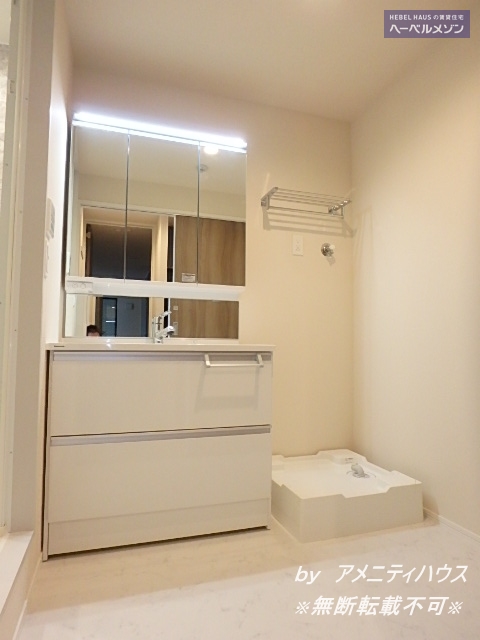 洗面設備　●朝の準備もラクラク　快適な独立洗面スペースあり。