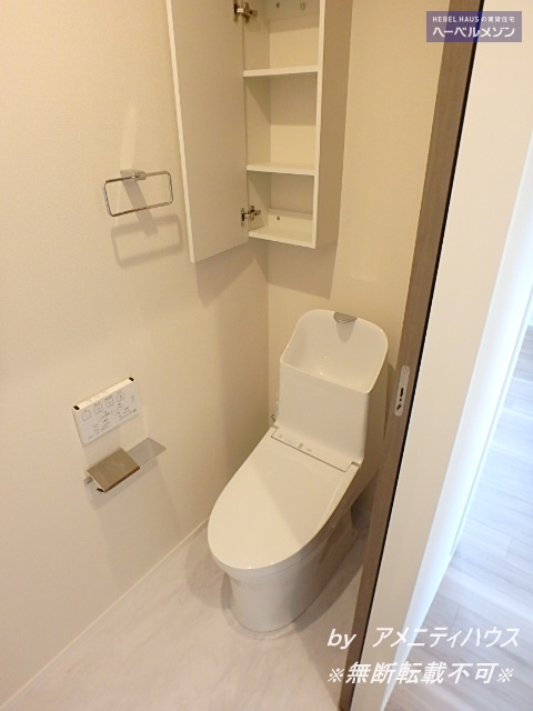 トイレ　●温水洗浄暖房便座付きの快適なトイレスペース。