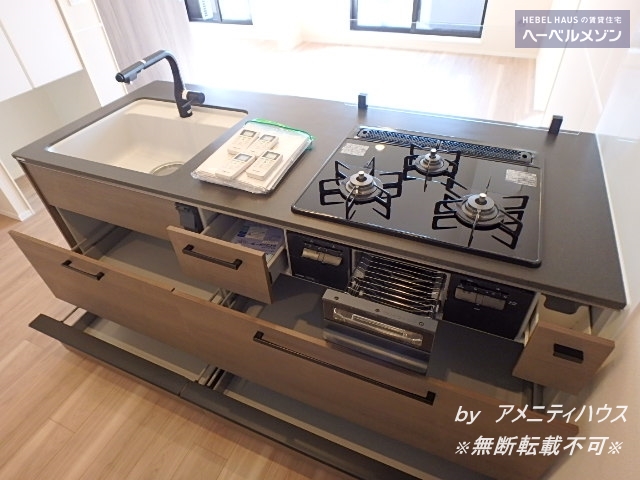 キッチン　●３口ガスコンロ・グリル付きのシステムキッチン。