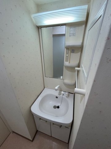 洗面設備　独立洗面台、朝の身支度には欠かせません