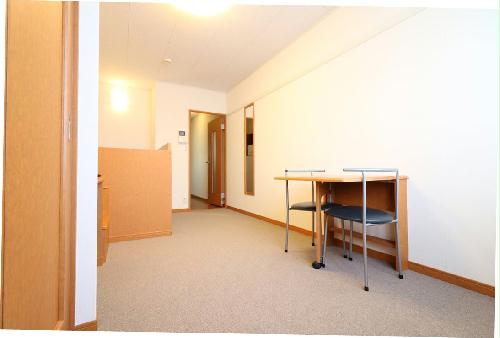 居室・リビング　大型家具家電付きにより初めての一人暮らしの方も安心！