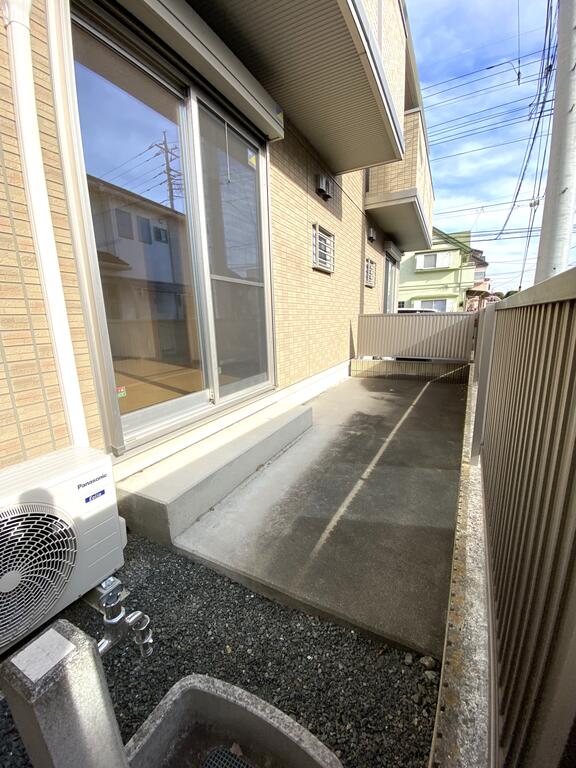 バルコニー　1階の広々テラス。立水栓付き