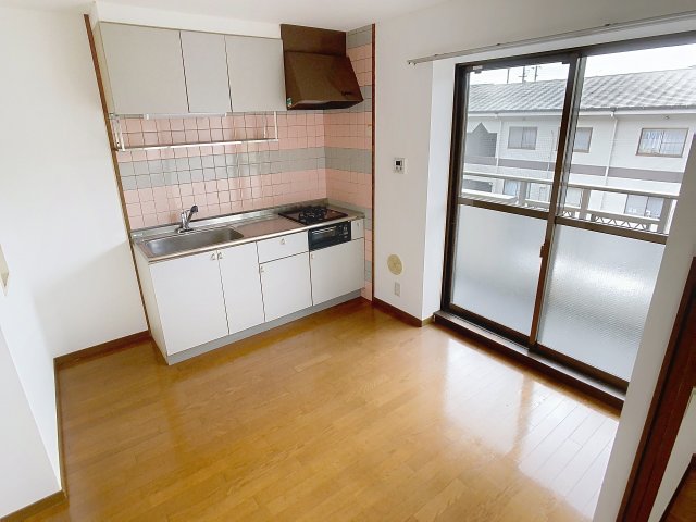 居室・リビング　現況が相違する場合は現況を優先致します。2025年11月撮影