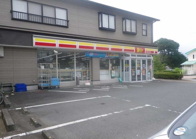 コンビニ　ニューヤマザキデイリーストア（コンビニ）まで200m