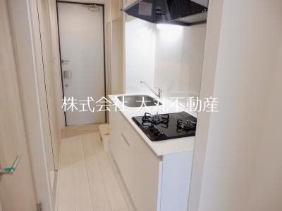 キッチン　システムキッチン（２口ガスコンロ）扉は清潔感のある鏡面仕上げ