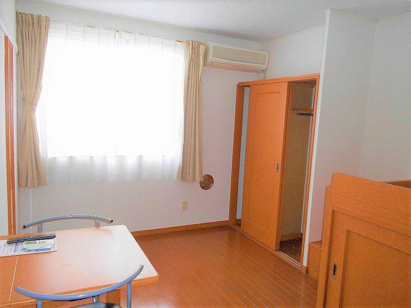 居室・リビング　エアコン付きです。