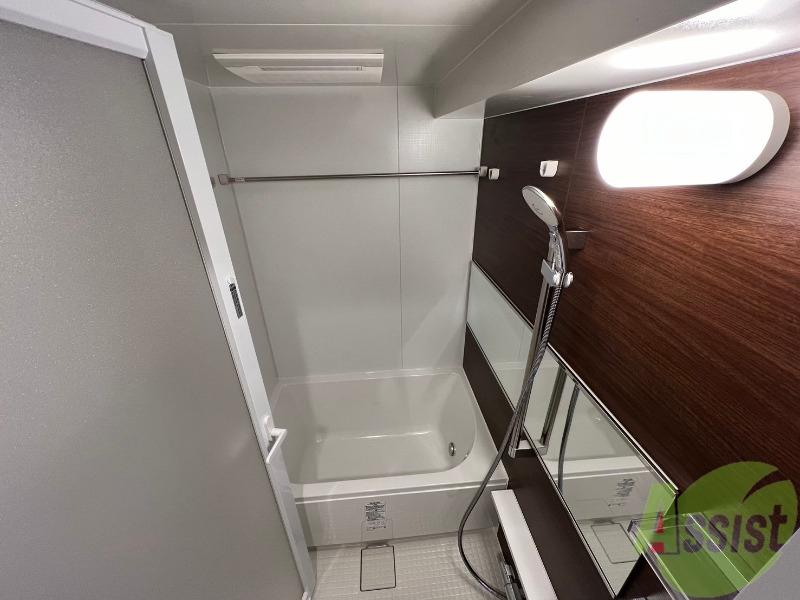 バス・シャワールーム　清潔感のある浴室ですね。機能性も使い勝手も良さそうです。