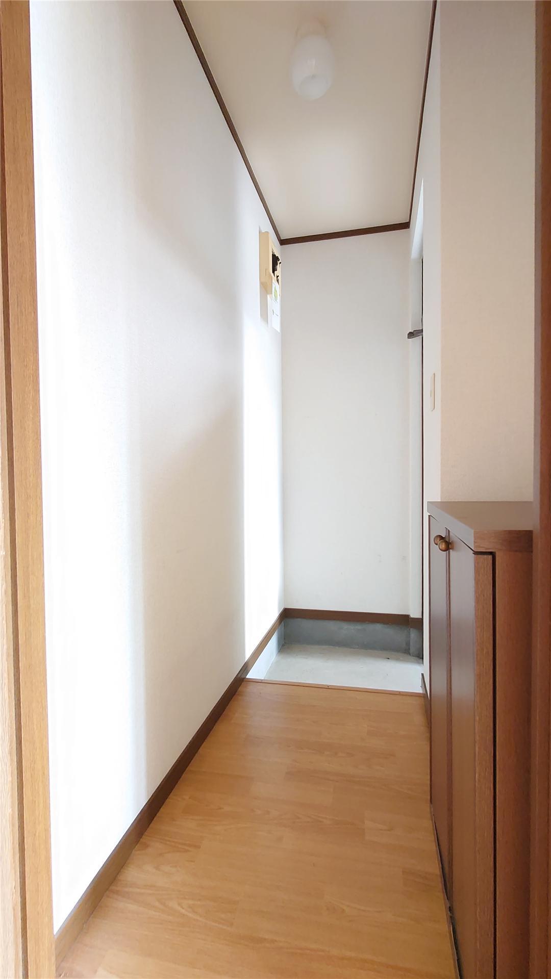 玄関　【リフォーム前】天井木目クロス・LED照明