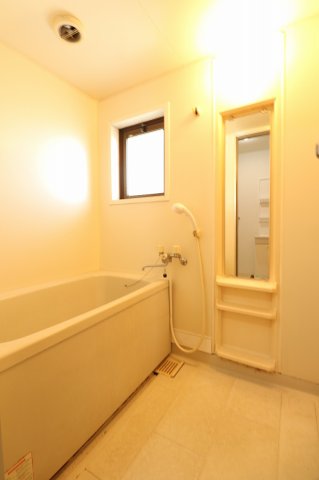 バス・シャワールーム　窓付きで換気がしやすいです♪