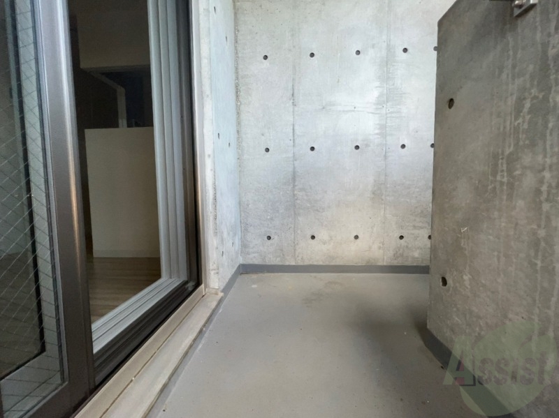 バルコニー　バルコニーは幅があり、広い印象を受けました。