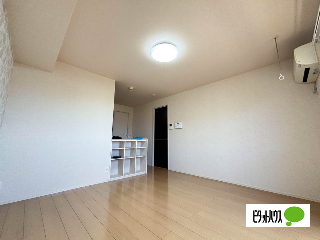 居室・リビング　別室写真です