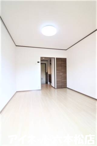 居室・リビング　白を基調とした明るいお部屋です
