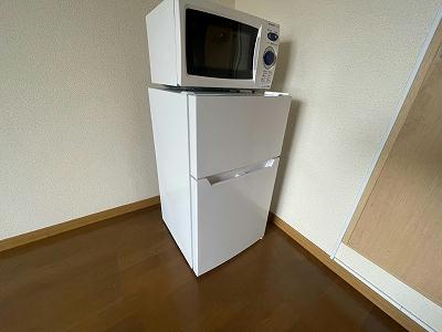 その他設備　電子レンジ・冷蔵庫。部屋毎にメーカー、大きさは異なります。