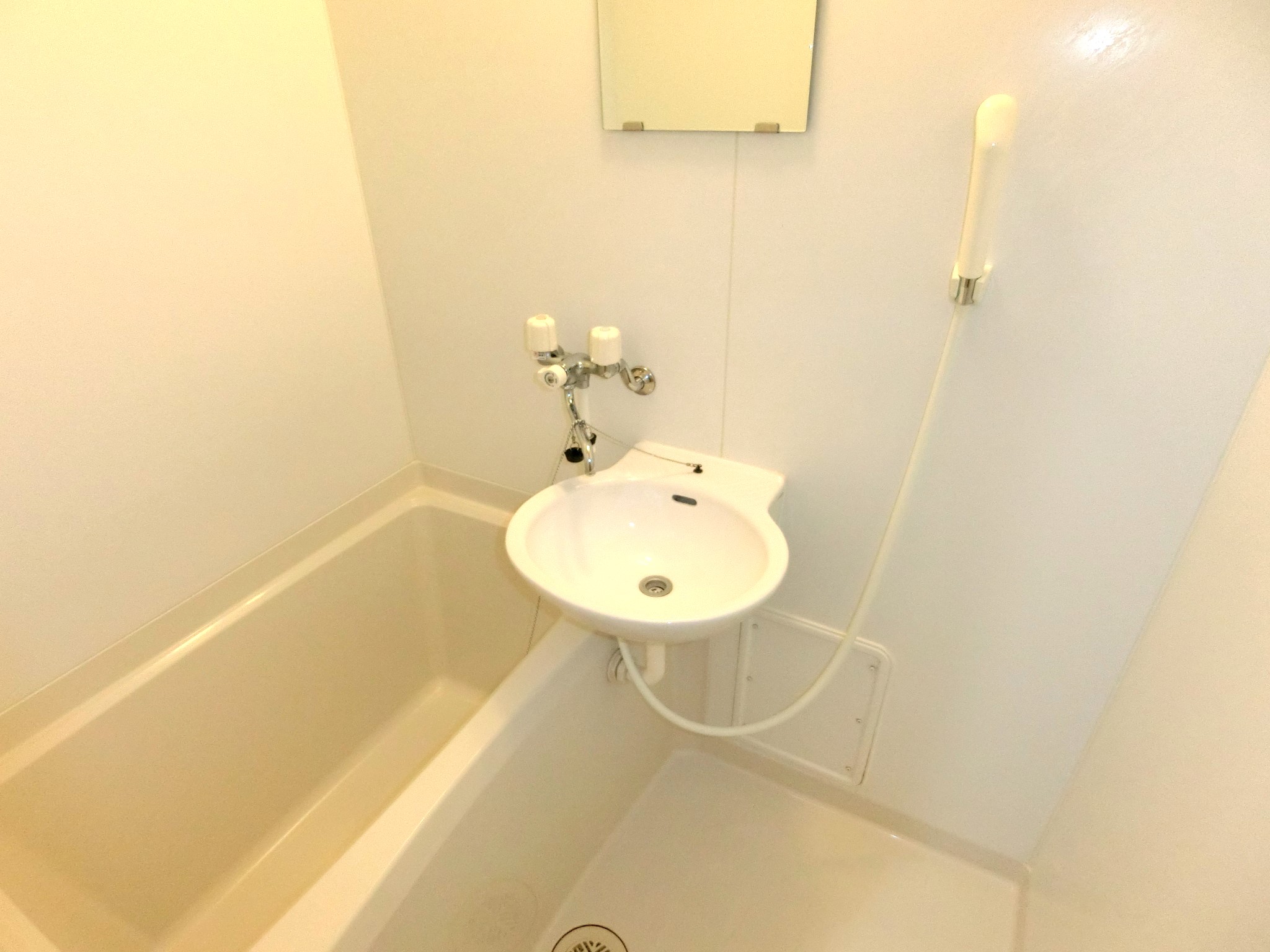 バス・シャワールーム　雨の日でも安心な浴室乾燥機を完備です☆