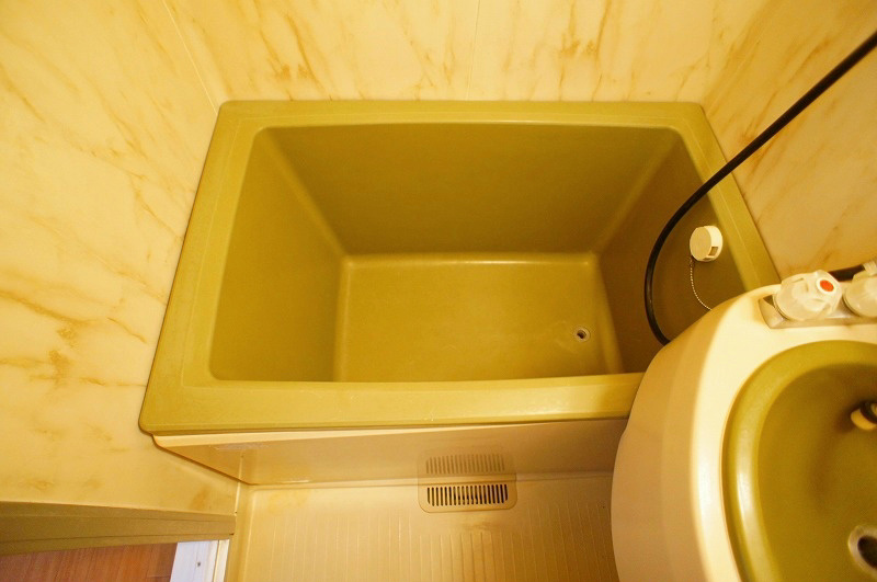 バス・シャワールーム　コンパクトなユニットバスで手の届く範囲に小物を置けます。