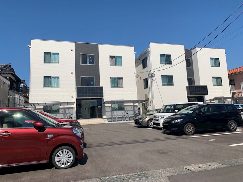 建物外観　右側がカーサルナです！