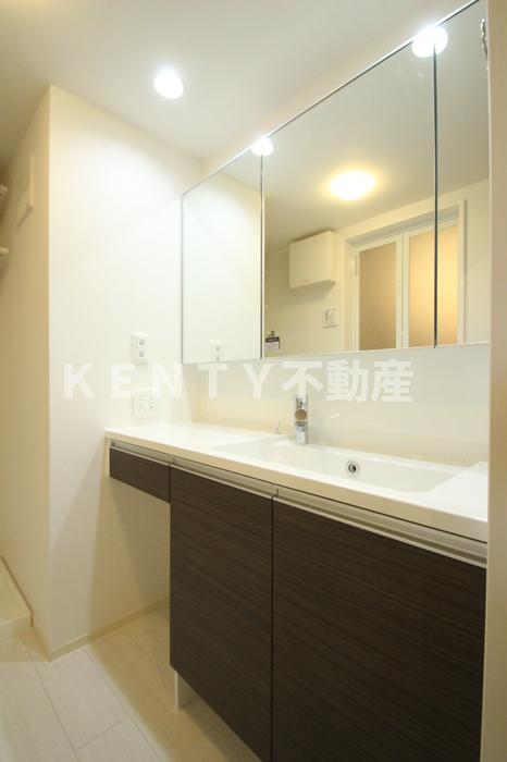 洗面設備　ゆったりとスペースのある洗面所