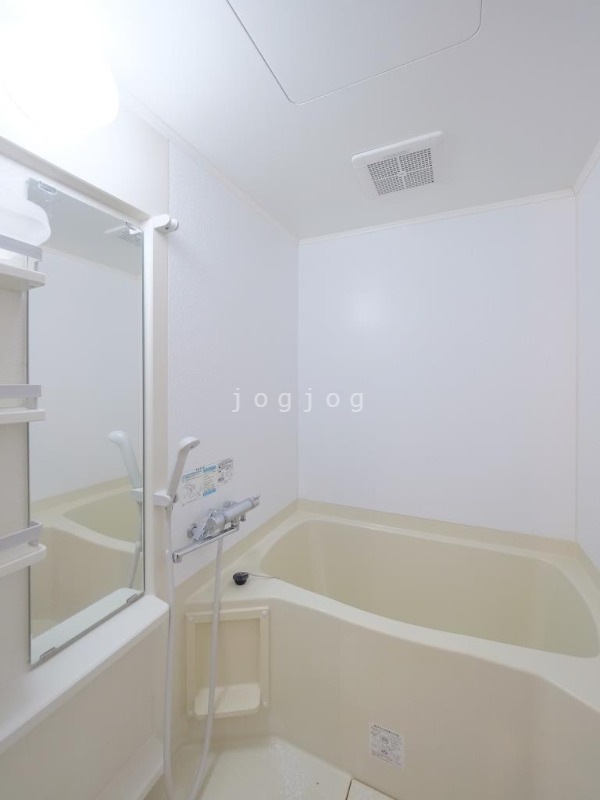 バス・シャワールーム　浴槽部分にはボトルを収納可能です。