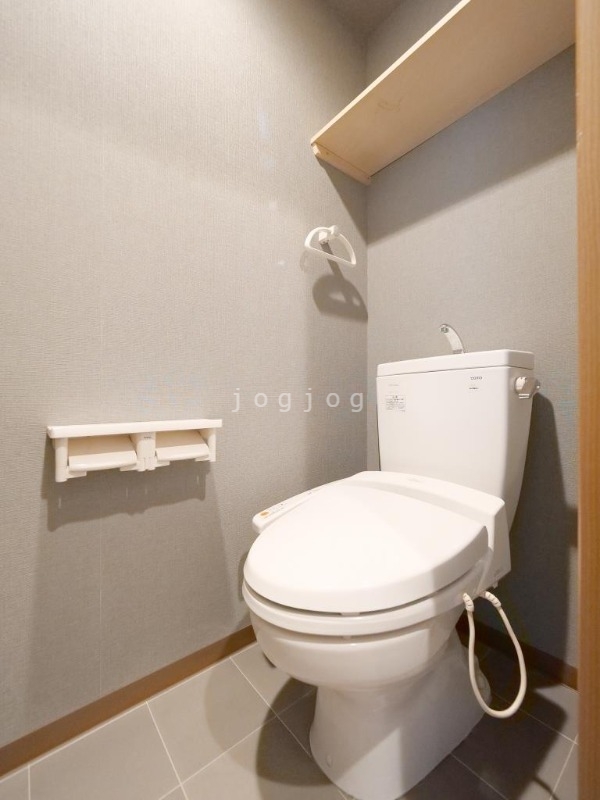 トイレ　温水洗浄便座を完備したトイレです。