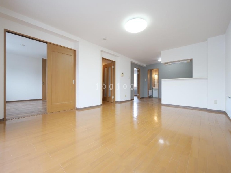 その他部屋・スペース　リビングへの見通しが良い対面キッチンを採用しています。