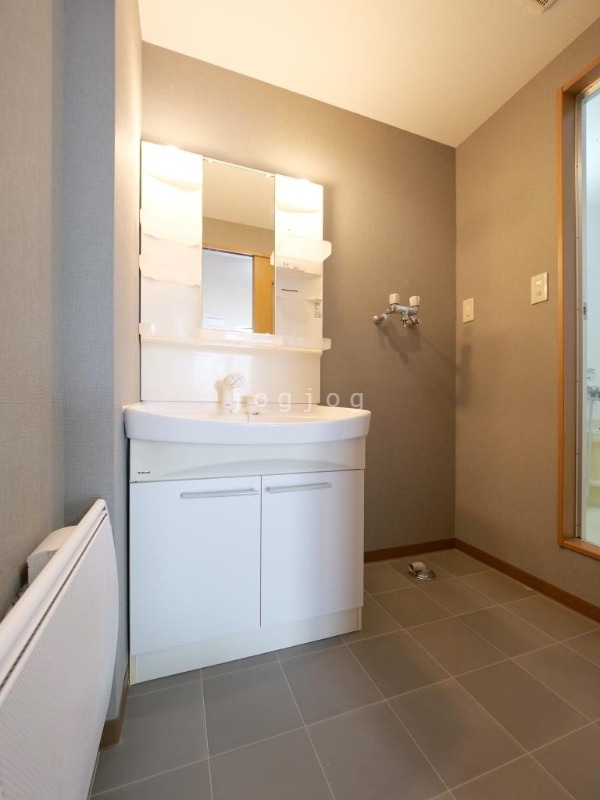 洗面設備　便利なシャンプードレッサーを完備したお部屋です。