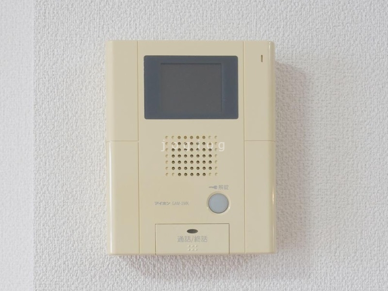 セキュリティ　来訪者の顔を確認できるテレビインターホン付きです。