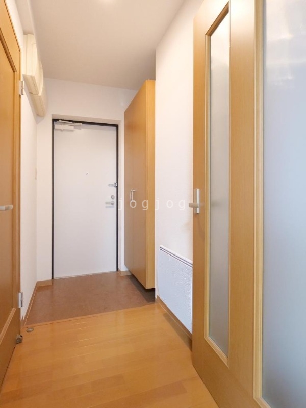 玄関　玄関左手には高さのある下駄箱を完備しています。