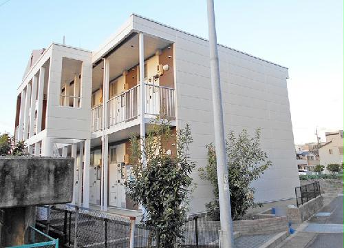 建物外観　南側に幹線道路ありますが、道路沿いに防音壁設置。