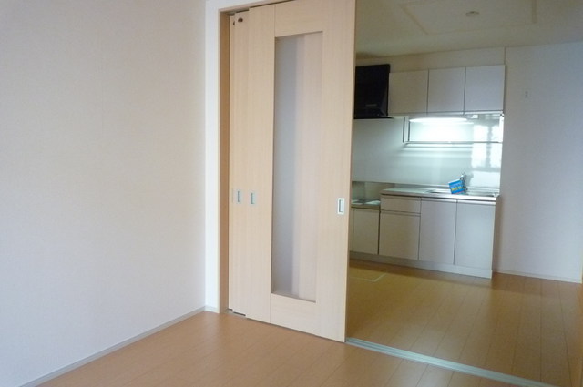 居室・リビング　ダイニングと５帖の洋室は扉を開け放しても使えますよ！！