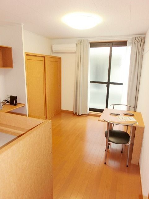 居室・リビング　大きな窓があり明るいお部屋です