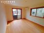 居室・リビング　同物件の別部屋になります。