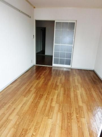 居室・リビング　明るい洋室６帖