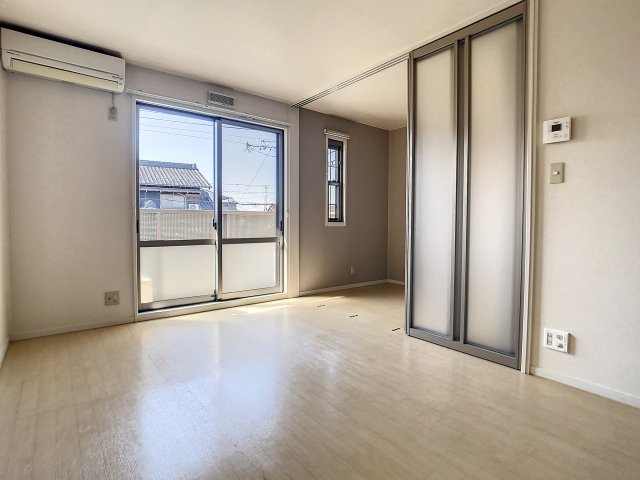 居室・リビング　掲載写真につきましては、同型モデルを掲載しておりますため、実