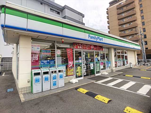 コンビニ　ファミリーマート（コンビニ）まで691m