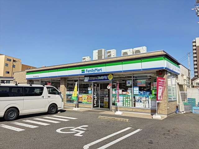 コンビニ　ファミリーマート（コンビニ）まで599m