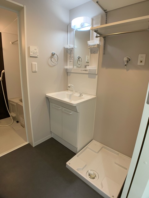 洗面設備　収納スペース豊富な洗面台