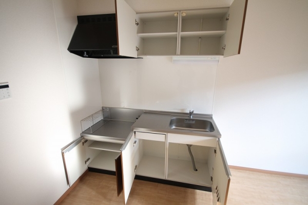 キッチン　※参考写真　こちらは106号室のものです。色・設備等の違いが