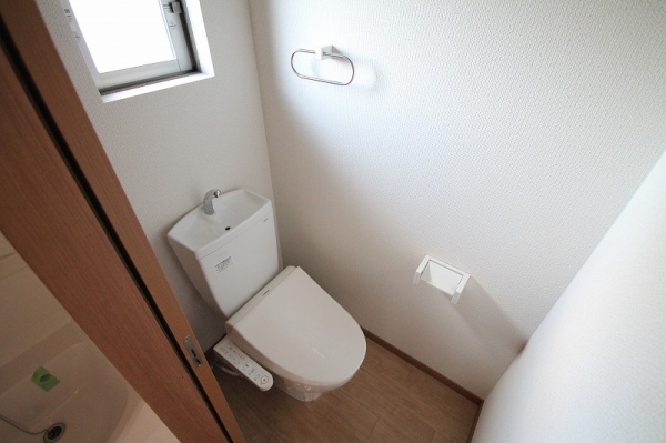 トイレ　※参考写真　こちらは106号室のものです。色・設備等の違いが