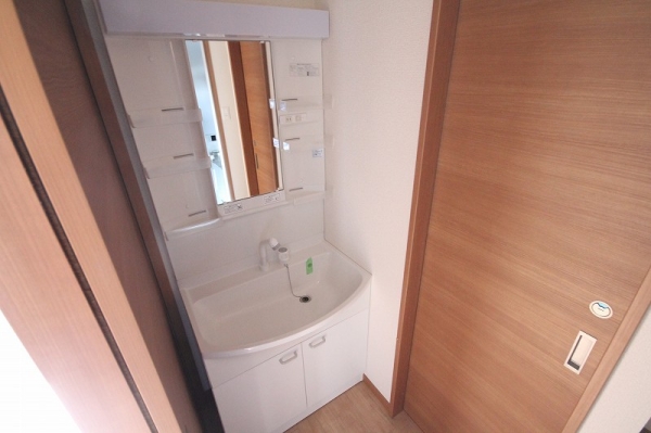 洗面設備　※参考写真　こちらは106号室のものです。色・設備等の違いが