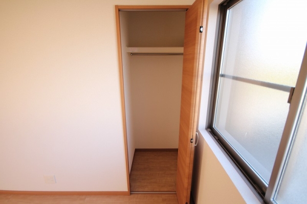 収納　※参考写真　こちらは106号室のものです。色・設備等の違いが