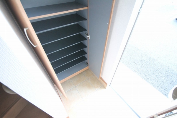 玄関　※参考写真　こちらは106号室のものです。色・設備等の違いが