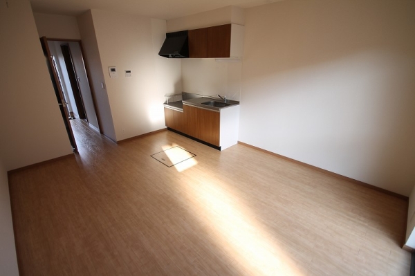 居室・リビング　※参考写真　こちらは106号室のものです。色・設備等の違いが