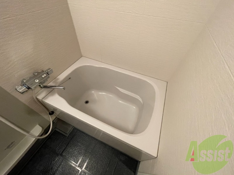 バス・シャワールーム　バスルームは狭すぎず、シャワーも浴びやすそうです。