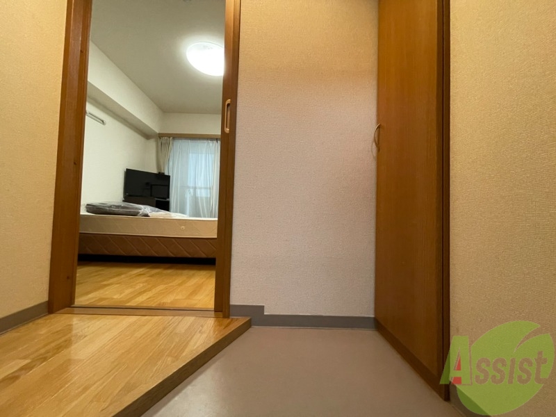 玄関　外から玄関を撮影してみました。広いリビングに繋がっています。