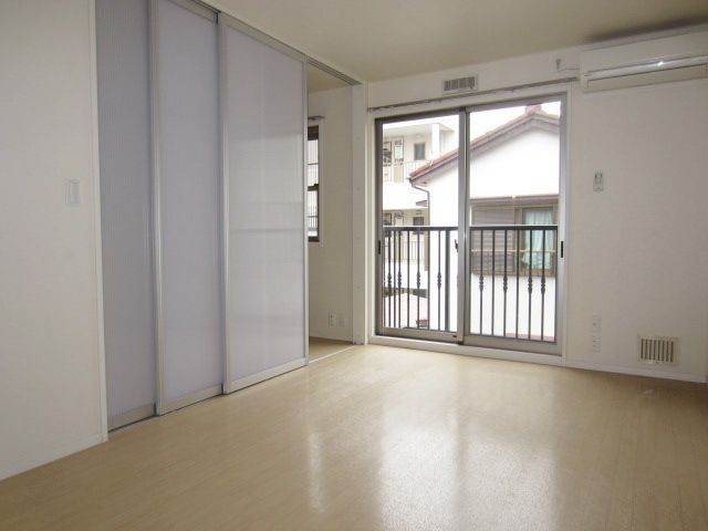 居室・リビング　明るいリビングです