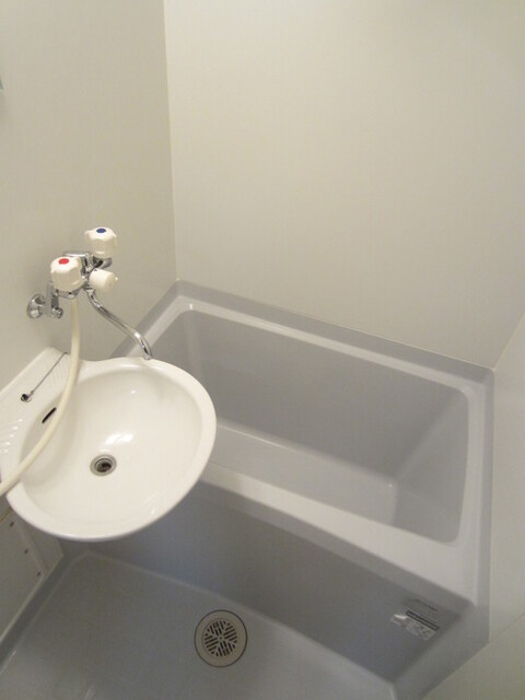 バス・シャワールーム　３０２　洗面付きバスルーム