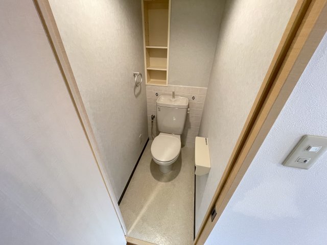 トイレ　シンプルで掃除のしやすいトイレです♪