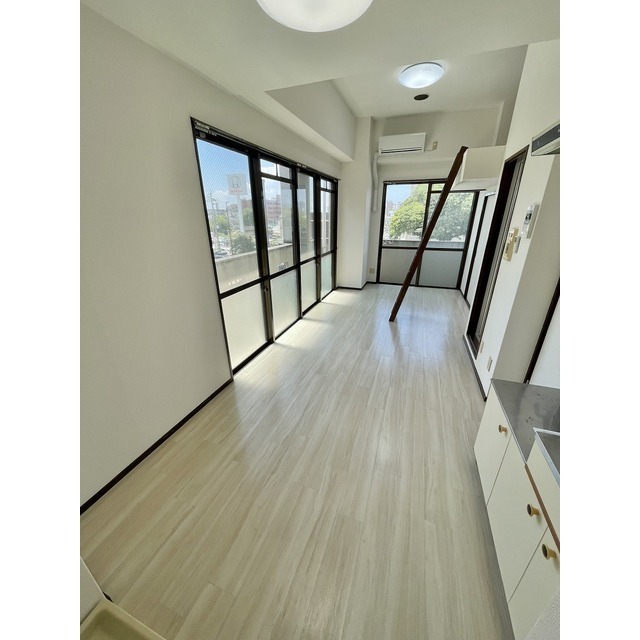 居室・リビング　2面採光で明るさバッチリ☆