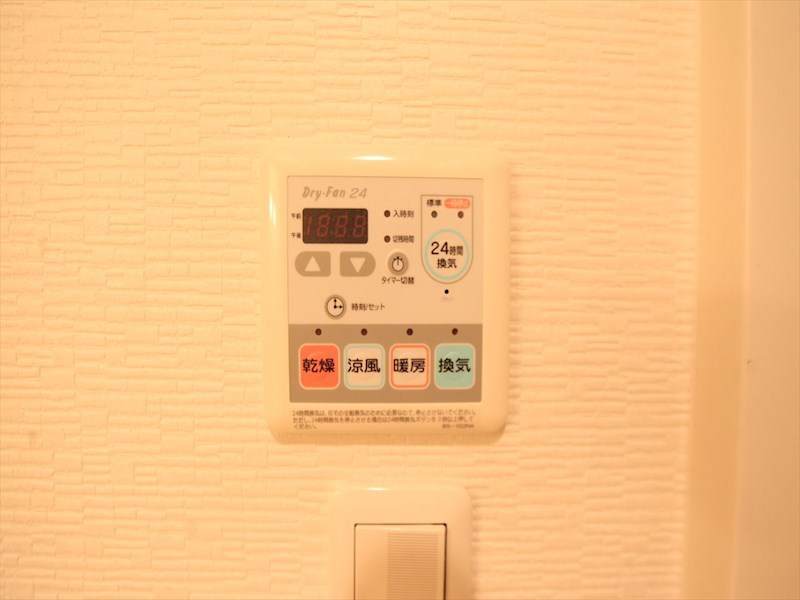 その他設備　浴室暖房乾燥機付き