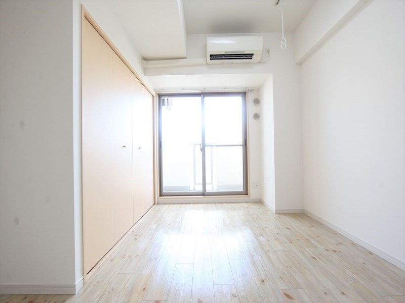 バルコニー　洋室10.7帖　エアコン完備　バルコニー